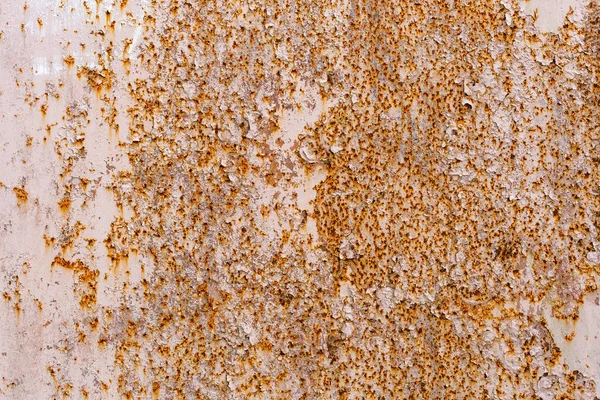 Abstrakcyjne tło i tekstura białej powierzchni farby obierającej z pomarańczowymi plamami rdzy — Zdjęcie stockowe