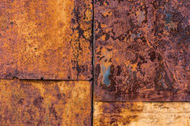 Paslı düz kompozit çivilenmiş metal levhalar yüzey arkaplanı ve dokusu.