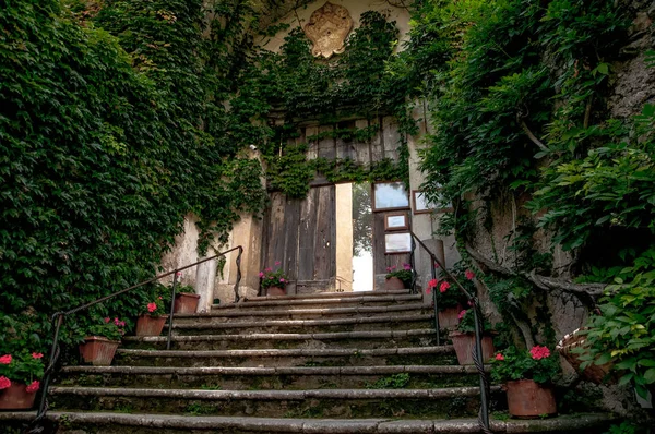 As escadas de entrada principais velhas em um jardim privado da vila — Fotografia de Stock