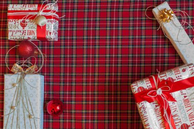 İskoç arka planında noel hediyeleri olan yeni yıl kartı.