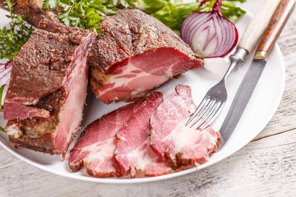 Trockener und geräucherter Schweinehals — Stockfoto