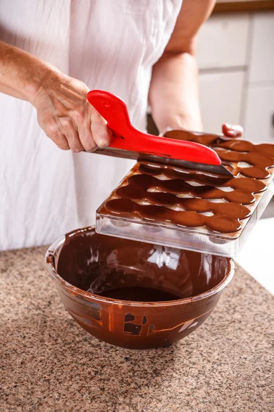 Fare caramelle al cioccolato — Foto Stock