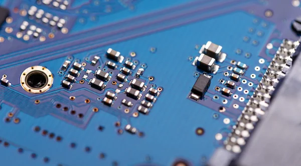 Microprocessor op blauwe printplaat — Stockfoto