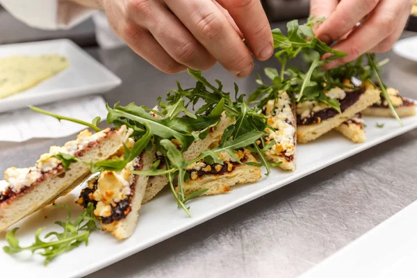 Chef-kok ingericht voorgerecht plaat — Stockfoto