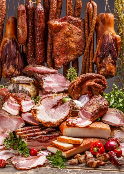 Geräuchertes Schweinefleisch und Wurst — Stockfoto