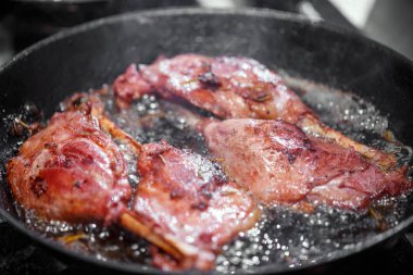 Bir tavada kızartma kaz baget