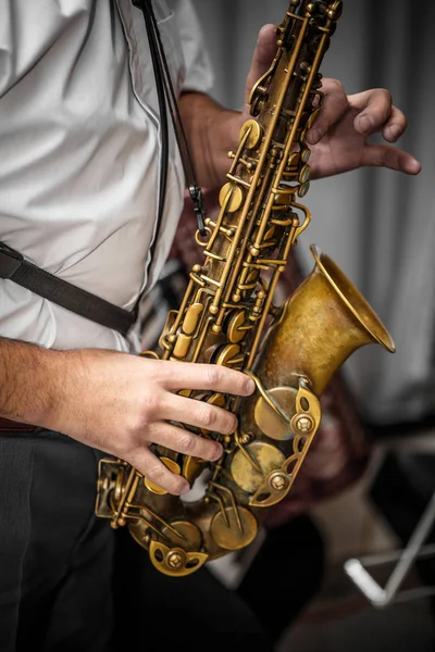 Músico tocando el saxofón — Foto de Stock