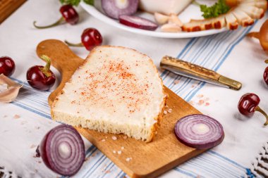 Domuz yağı ekmek kırmızı pul biber ile