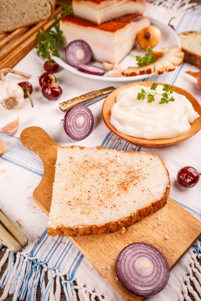 Schmalzaufstrich auf selbstgebackenem Brot — Stockfoto