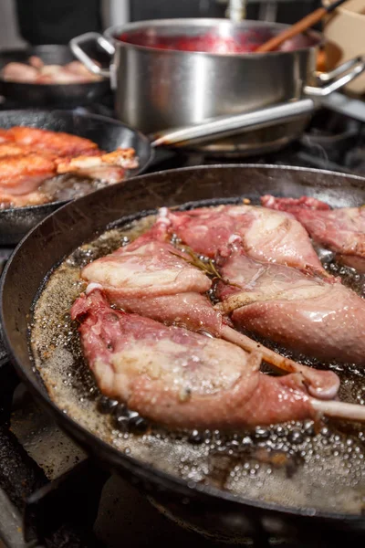 Frittura di coscia d'oca in una padella — Foto Stock