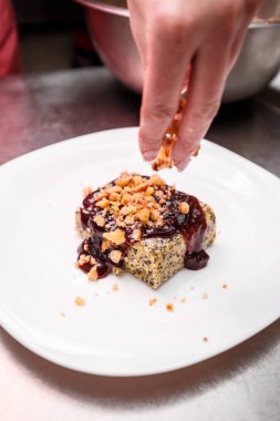 Pasta şefi bir pasta süsleme 