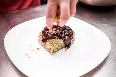 Şef bir tatlı dekorasyon