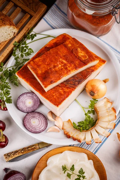 Celek a plátek tlustý slanina — Stock fotografie