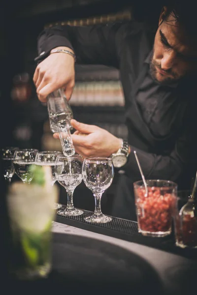 Barman no trabalho — Fotografia de Stock