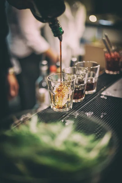 Barman preparando coquetéis — Fotografia de Stock