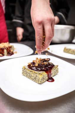 Şef bir tatlı dekorasyon