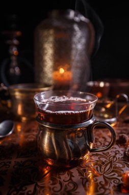 Siyah çay Kupası ve mumlar 