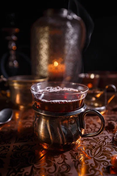 Chá preto na xícara e velas — Fotografia de Stock