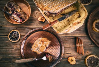 Taze pişmiş ekmek pudding 