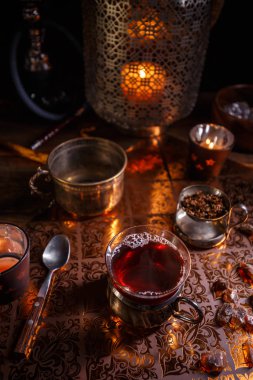 Bir fincan siyah çay. 