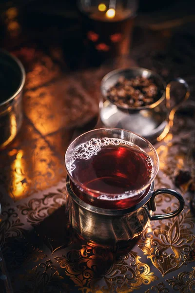 Чорний чай в скляній чашці — стокове фото