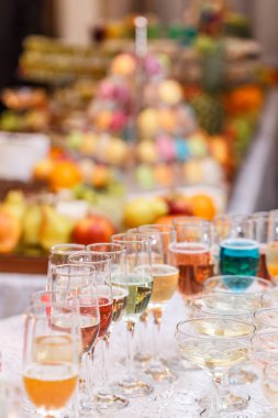 Çeşitli alkollü tazelik kokteyller 