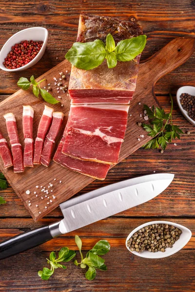 Jamon sur la surface en bois Photo De Stock