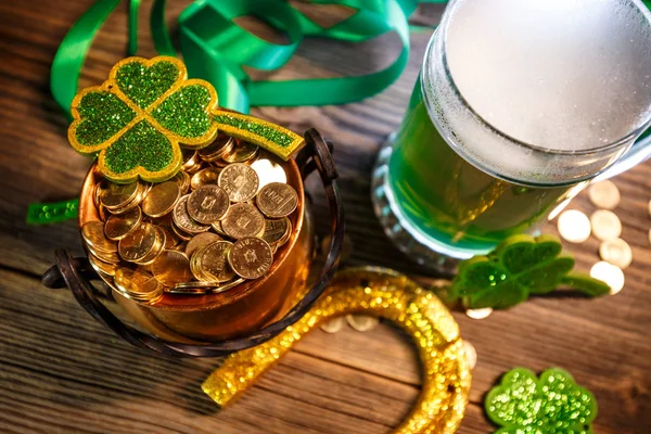 Topf mit Gold, grünem Bier und Shamrock — Stockfoto