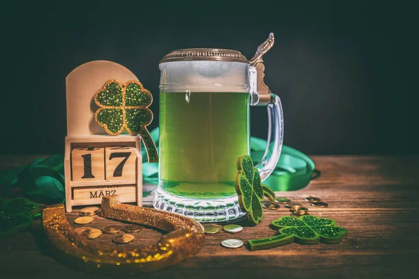 Yeşil bira, at nalı ve yoncaları — Stok fotoğraf