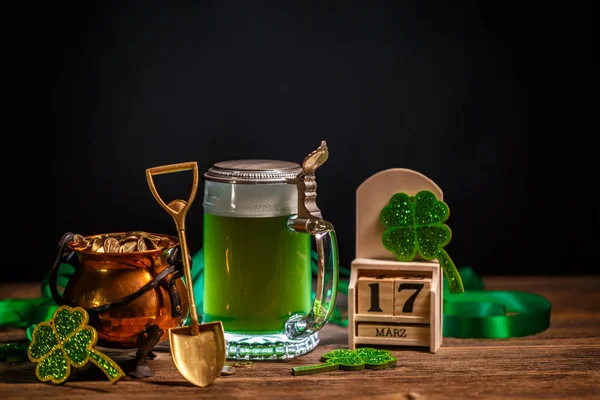 Vaso d'oro con pala — Foto Stock