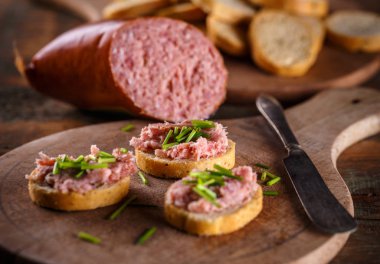 teewurst ile tepesinde bruschetta 