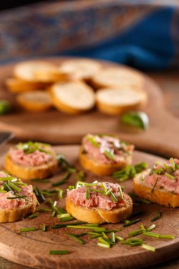 Pate bruschetta ve Frenk soğanı 