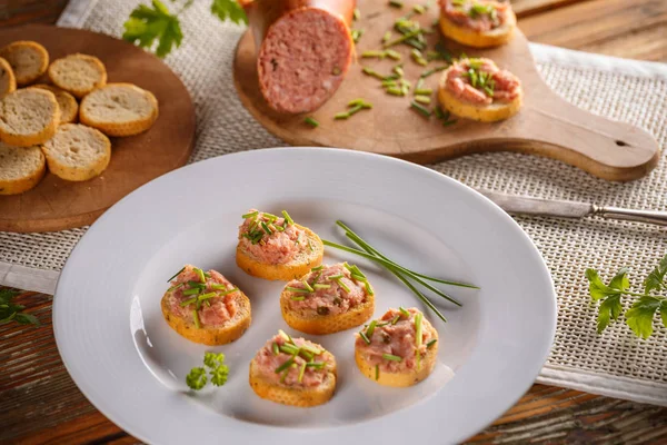 Bruschetta con carne spalmata — Foto Stock