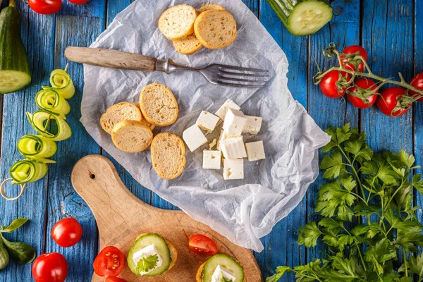 Bruschetta ve tuzlu beyaz peynir — Stok fotoğraf