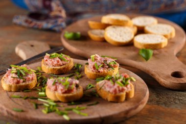 Bruschetta bir dilim üzerinde Alman teewurst