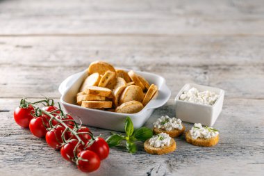 Bruschetta sandviç süzme peynir ile