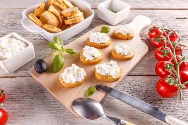 Bruschetta üzerinde süzme peynir