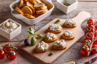 Bruschetta süzme peynir ile