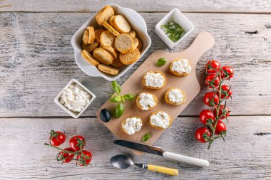 Bruschetta üzerinde süzme peynir