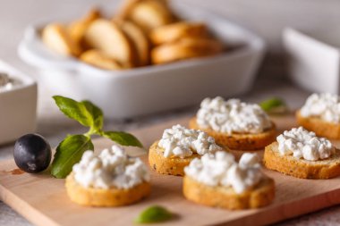 Bruschetta süzme peynir ile