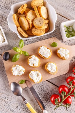 Bruschetta üzerinde süzme peynir