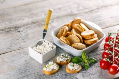 Bruschetta sandviç süzme peynir ile