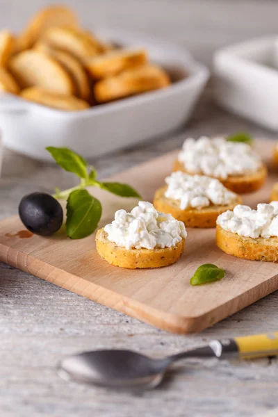 Quark mit Vollkornbrötchen — Stockfoto