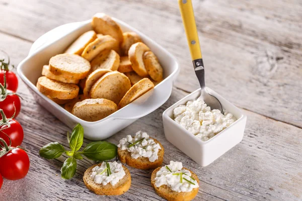 Quark mit Vollkornbrötchen — Stockfoto