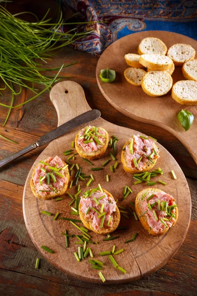 Teewurst op een schijfje bruschetta — Stockfoto