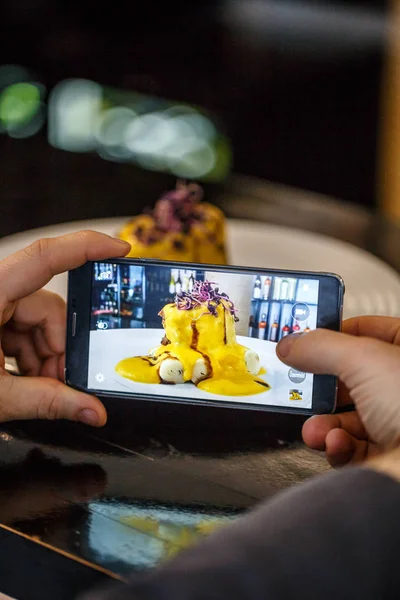 Chef-kok zijn schepping fotograferen — Stockfoto