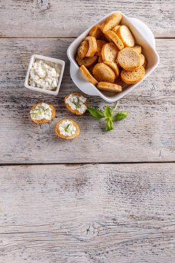 Meze süzme peynir ile