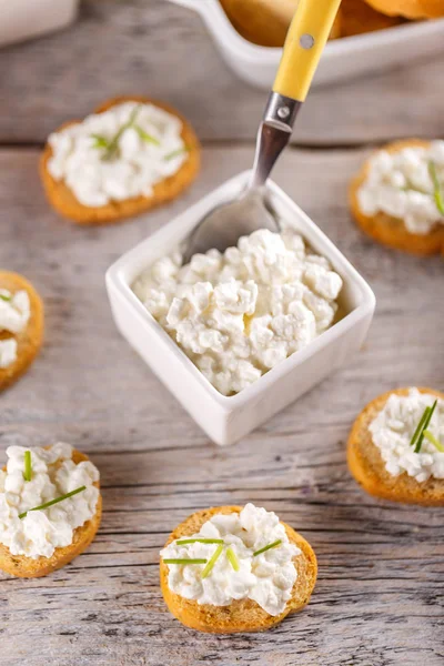 Mini Bruschetta mit Quark — Stockfoto