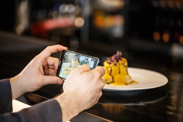 Chef fotografiando su creación —  Fotos de Stock