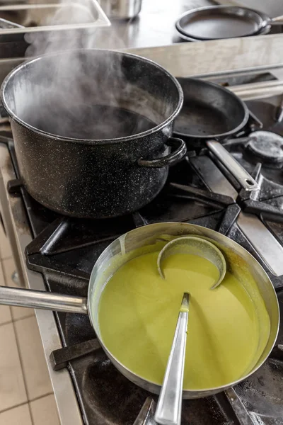 Zuppa di crema di piselli verdi — Foto Stock